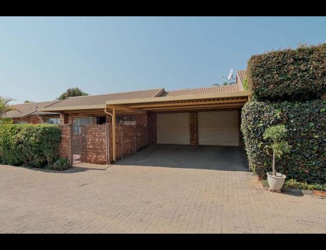2 BEDROOM TOWNHOUSE FOR SALE IN ROOIHUISKRAAL NORTH